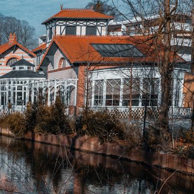 Le Pavillon entre fleurs et eau
